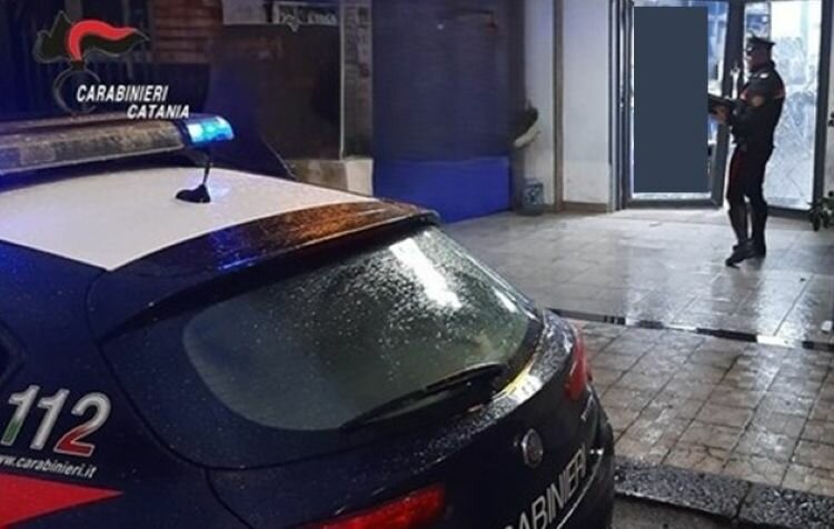 Catania: manda in frantumi la vetrina, i carabinieri lo scoprono dal frastuono