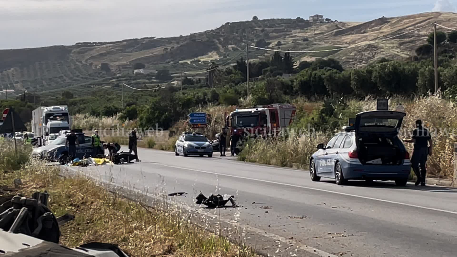 Schianto violentissimo auto-moto: morti due 25enni in viaggio di nozze