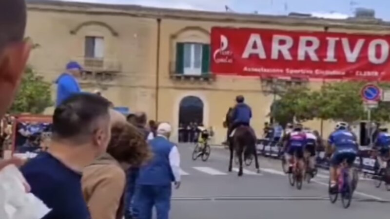 Zorro irrompe nella gara ciclistica