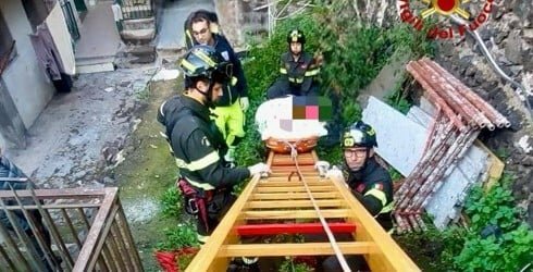 Pesa 150 kg: a Picanello servono i pompieri