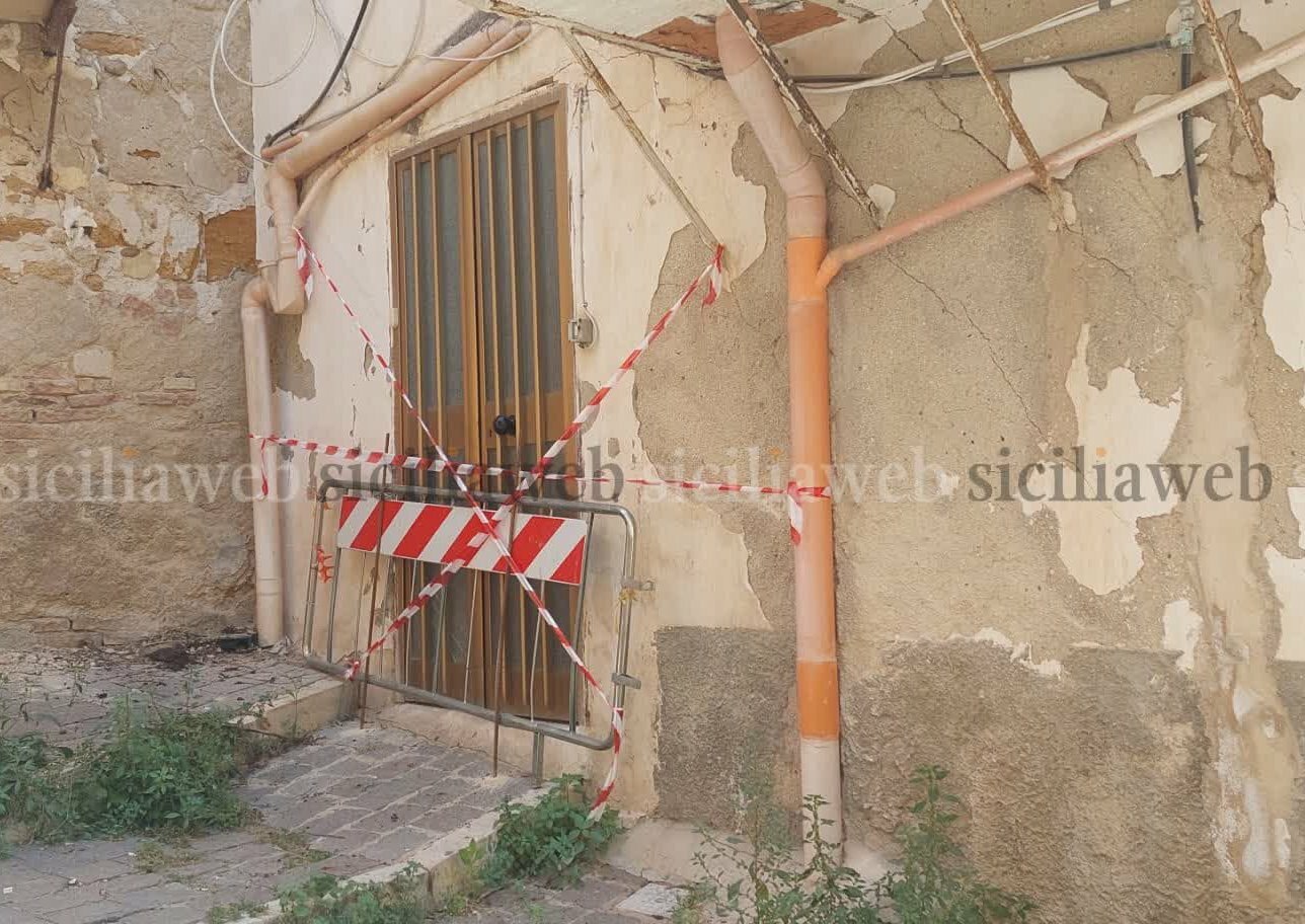 Crolla la scala interna del palazzo, un ferito Crolla la scala interna del palazzo, un ferito