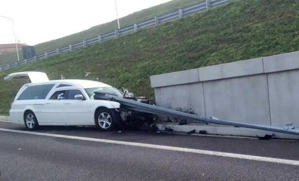 Scontro con un tir, ma il passeggero era già morto Scontro con un tir, ma il passeggero era già morto