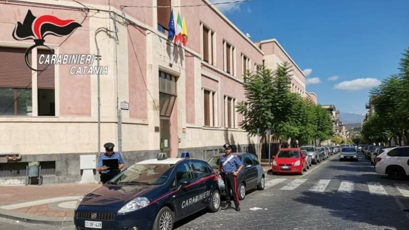 Ex alunni tornano a scuola per rubare