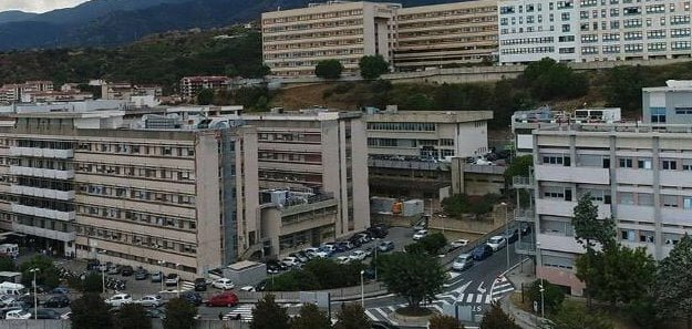Cade dal balcone e muore a 16 anni