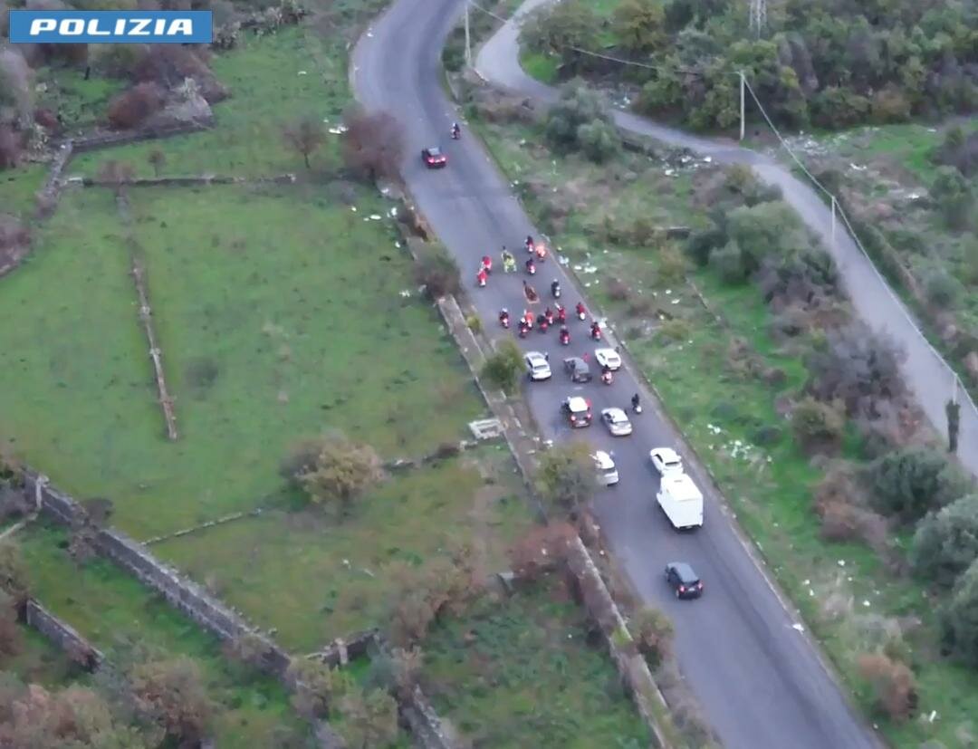 Folle corsa di cavalli tra scooter e auto: bloccati grazie ai droni