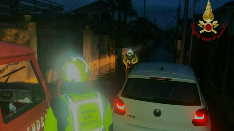 Acquazzone su Catania, soccorsa coppia in auto