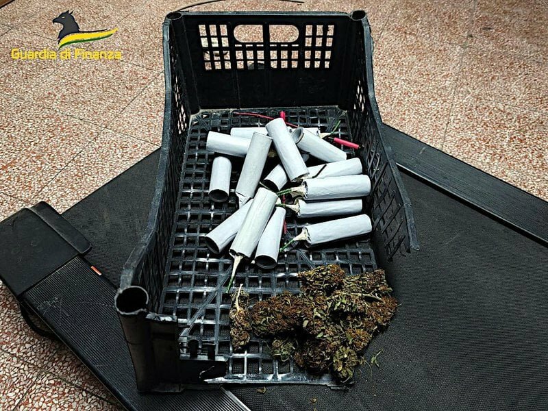 Bronte: casa imbottita di droga e botti