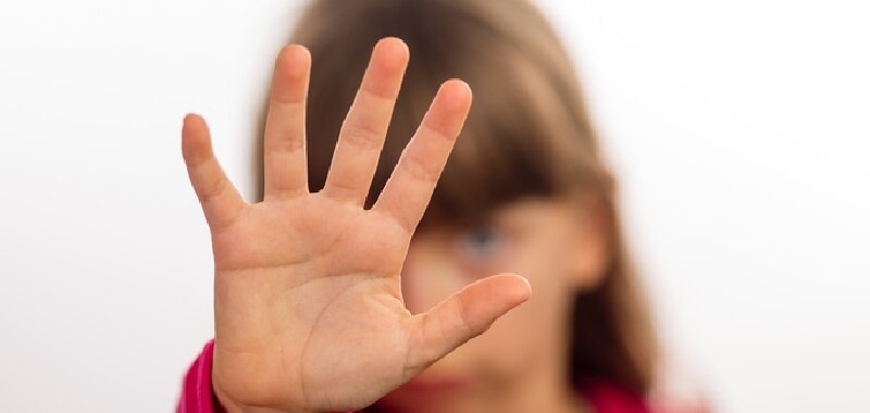 Vicini filmano madre violenta e la fanno arrestare