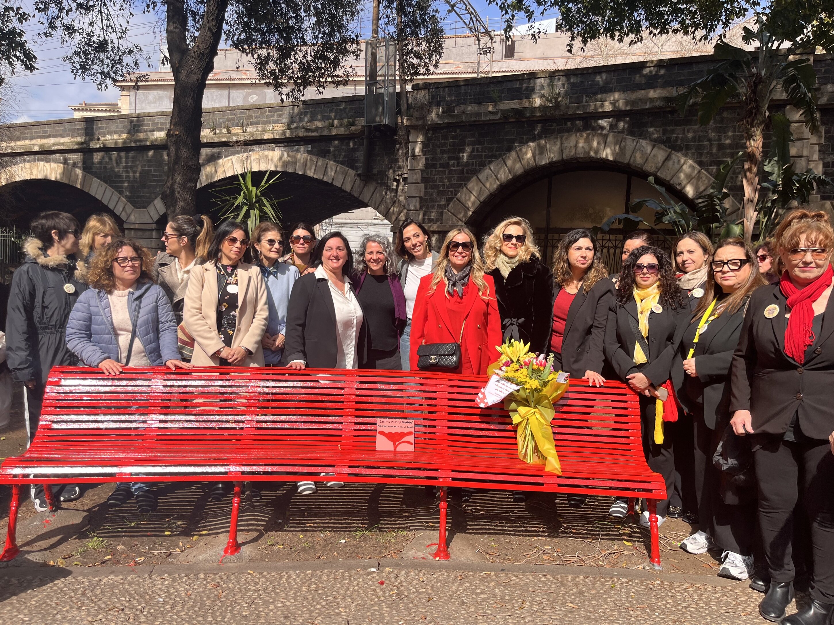 Catania: una panchina rossa a Villa Pacini