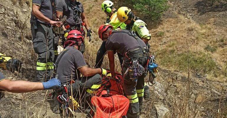 Cade nel dirupo sull'Etna, il salvataggio &egrave; un'impresa