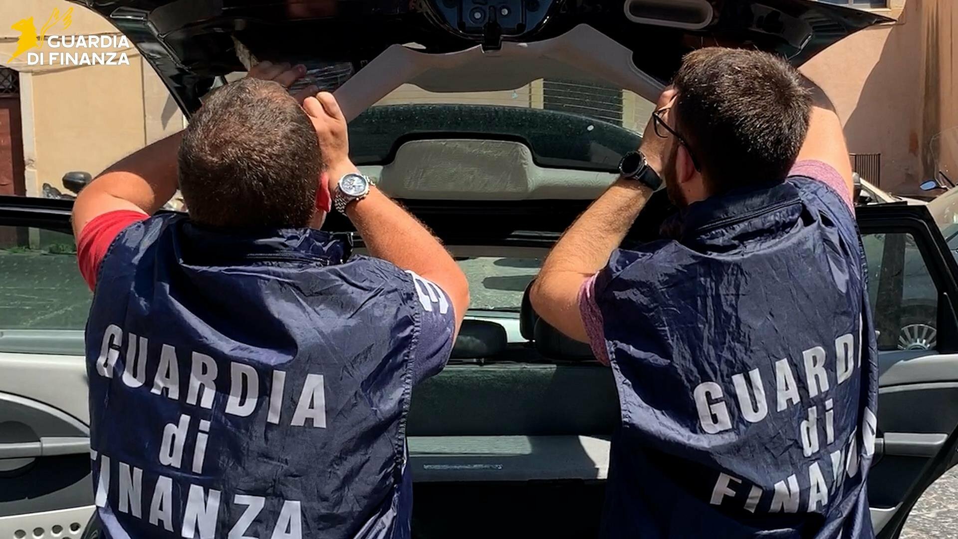 Misterbianco, bloccato in auto con un panetto di cocaina