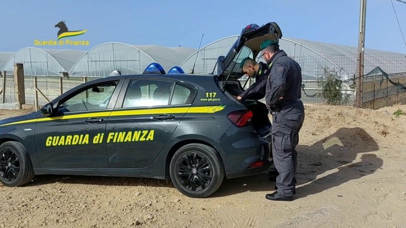Sfruttava braccianti agricoli: arrestato