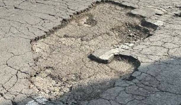A Catania lo slalom tra le voragini