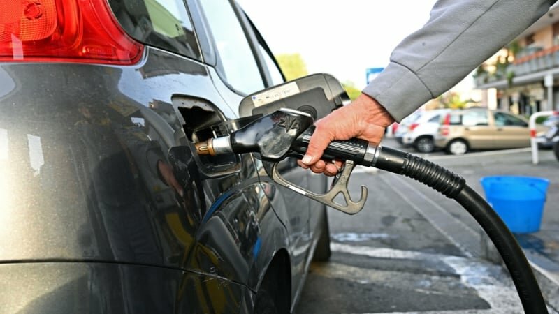 Benzina gratis per tutti: assalito distributore