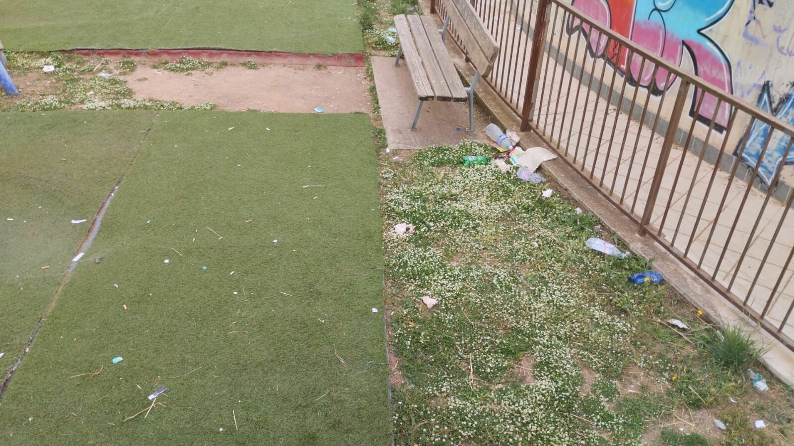 "Vetri rotti e rifiuti: villetta comunale nel degrado"