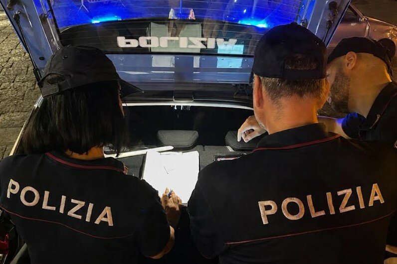 Ombrello, seggiolino e nascondino: la notte balorda del posteggiatore ladro Ombrello, seggiolino e nascondino: la notte balorda del posteggiatore ladro