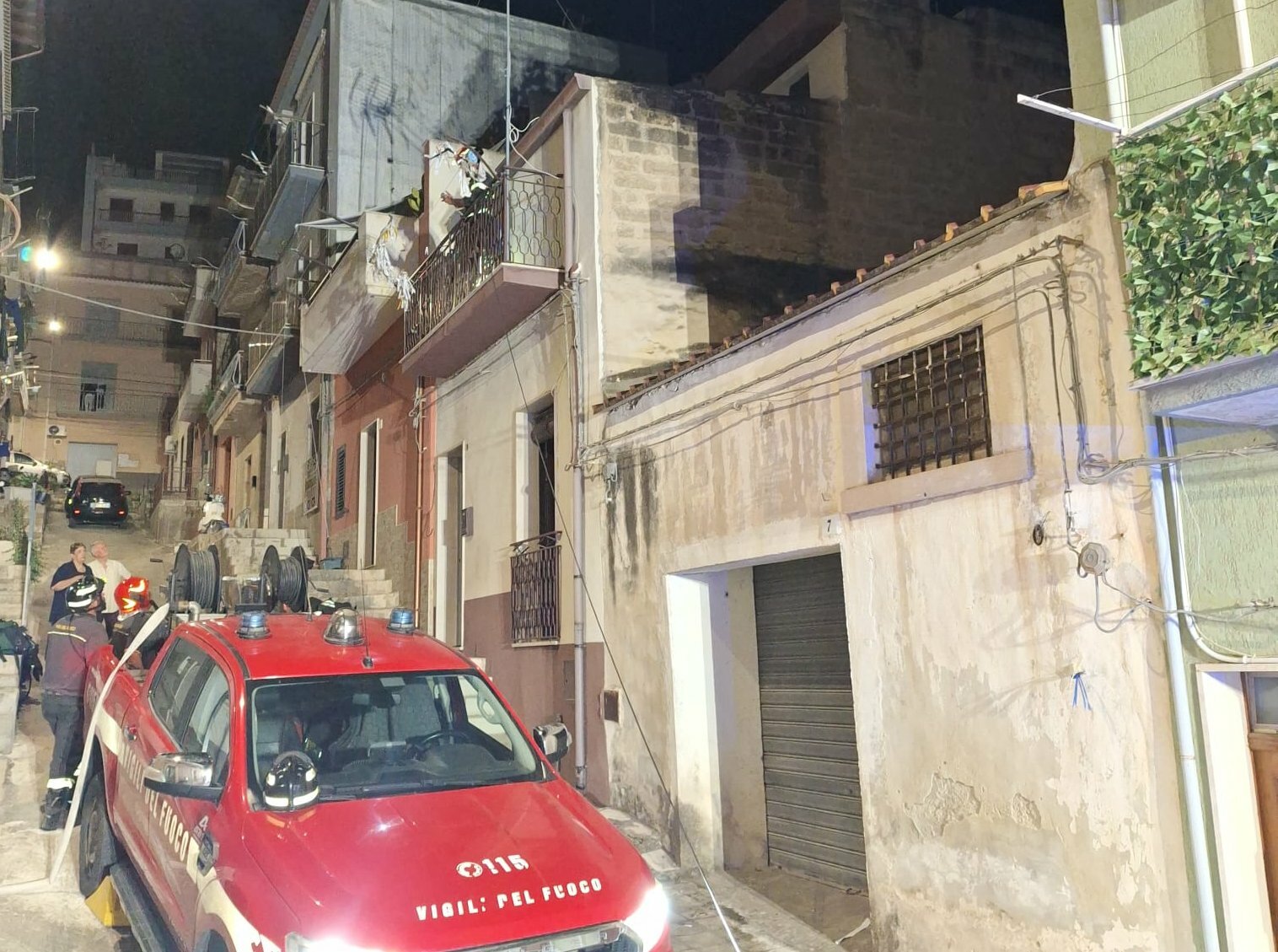 Comiso: incendio nella cucina di casa, proprietaria finisce in ospedale