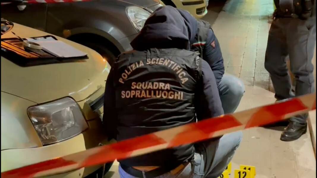 Sparano dall'auto in corsa: gambizzato