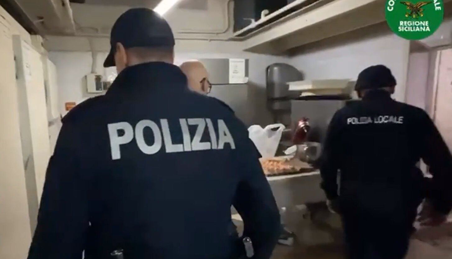 Catania: blatte ovunque e 250 chili di cibo putrefatto