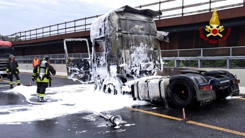 Messina, tir in fiamme in tangenziale