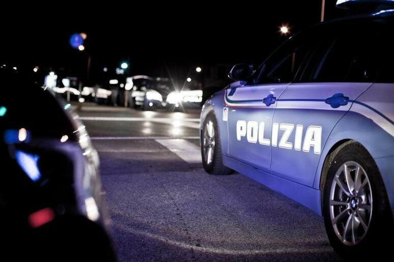 Guerriglia in strada: agenti accerchiati e presi a sassate Guerriglia in strada: agenti accerchiati e presi a sassate