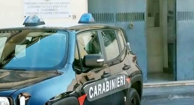 Pusher vede i carabinieri e scappa: arrestato