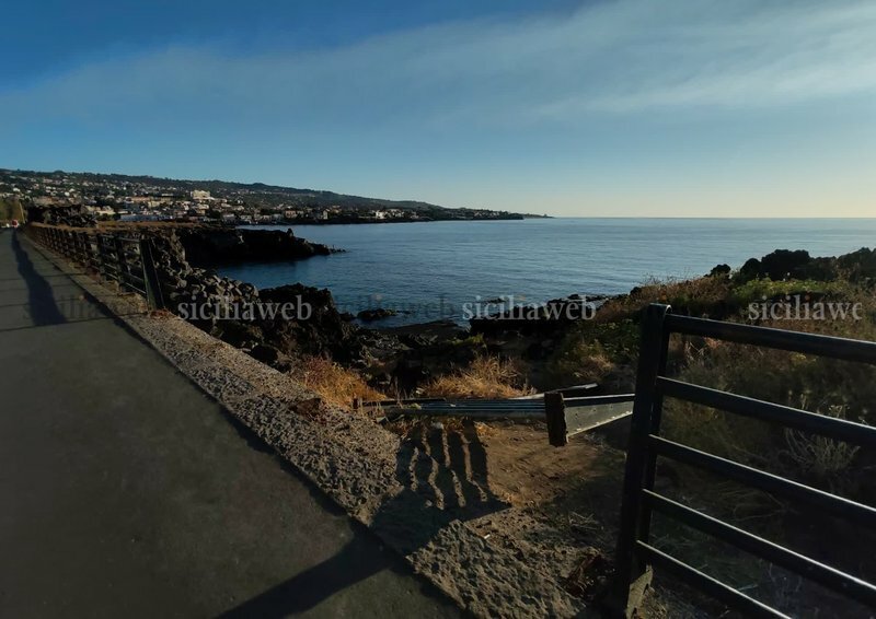 Ringhiera divelta (e pericolosa) al lungomare