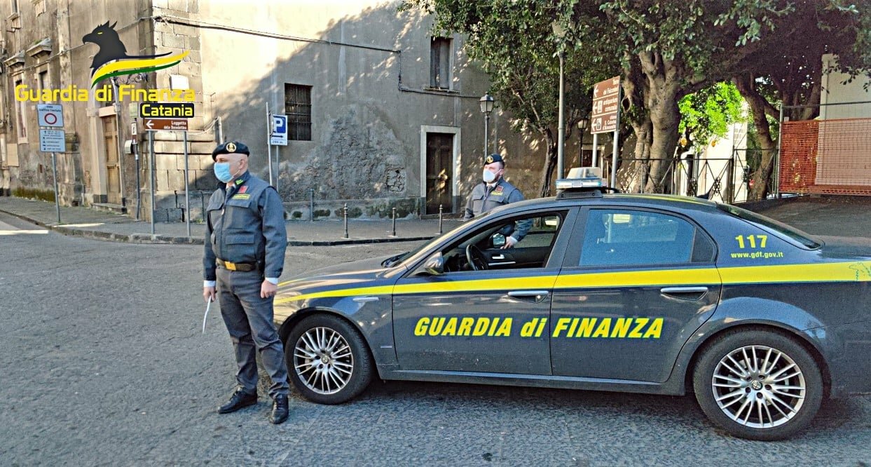 Sei lavoratori in nero in due esercizi commerciali