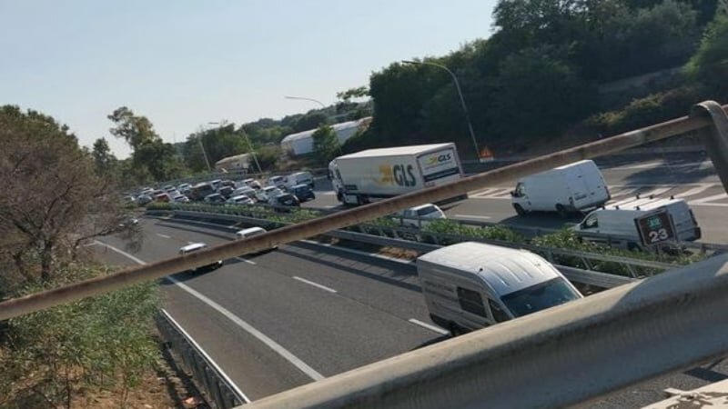 Auto si ribalta sull'A18: lunghe code