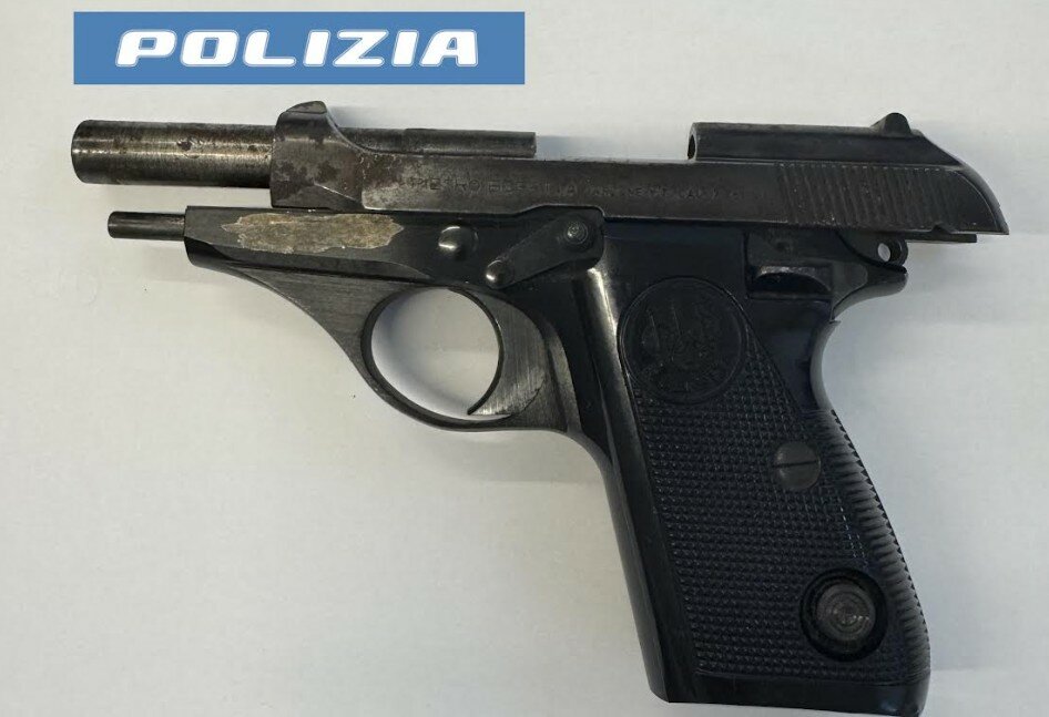 In strada con gli amici e la pistola nel marsupio