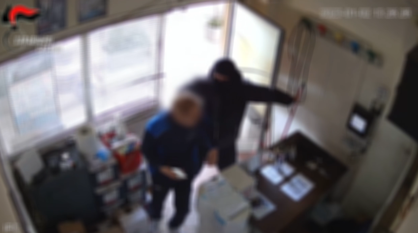 Saluta lo zio durante la rapina e viene arrestato