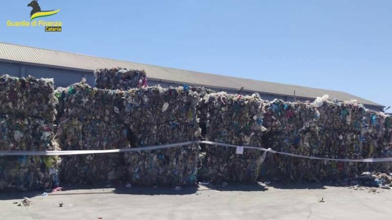 Rifiuti illeciti alla zona industriale di Catania