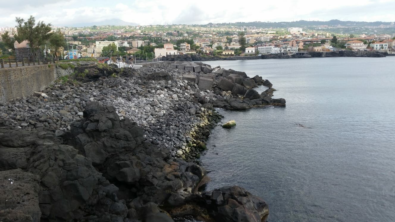In bilico sulla scogliera di Catania per farla finita