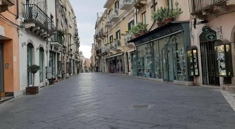 Colpi in testa alla compagna col cellulare
