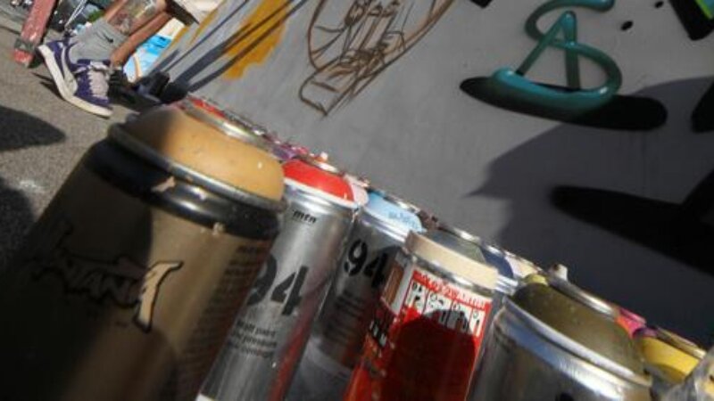 Imbratta cabina Enel: "Era una dedica alla fidanzata"