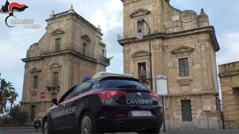 Prova a gettare la droga nel wc: arrestato a Ballar&ograve;
