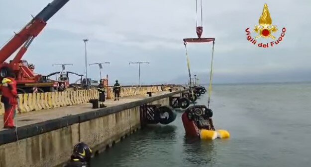 Non c'&egrave; il ponte sullo Stretto, furgone in mare