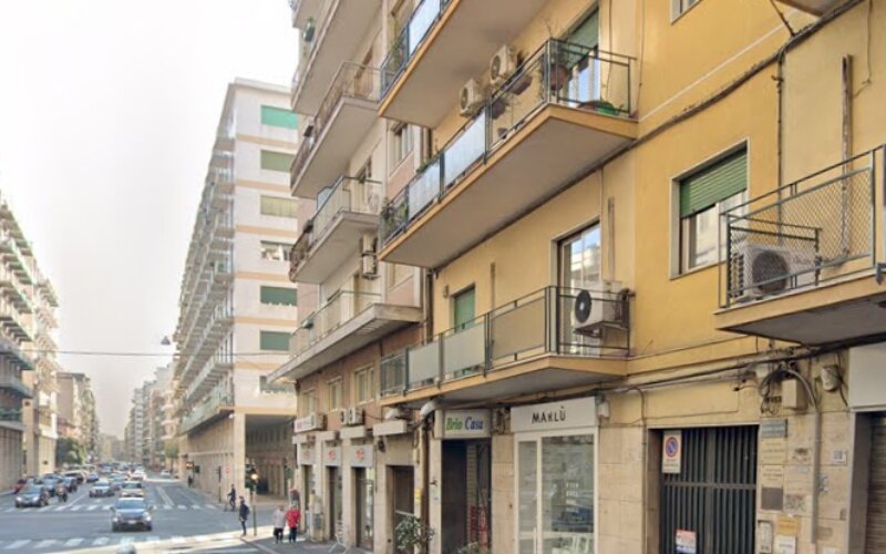 Cade lastra di marmo, colpito bimbo