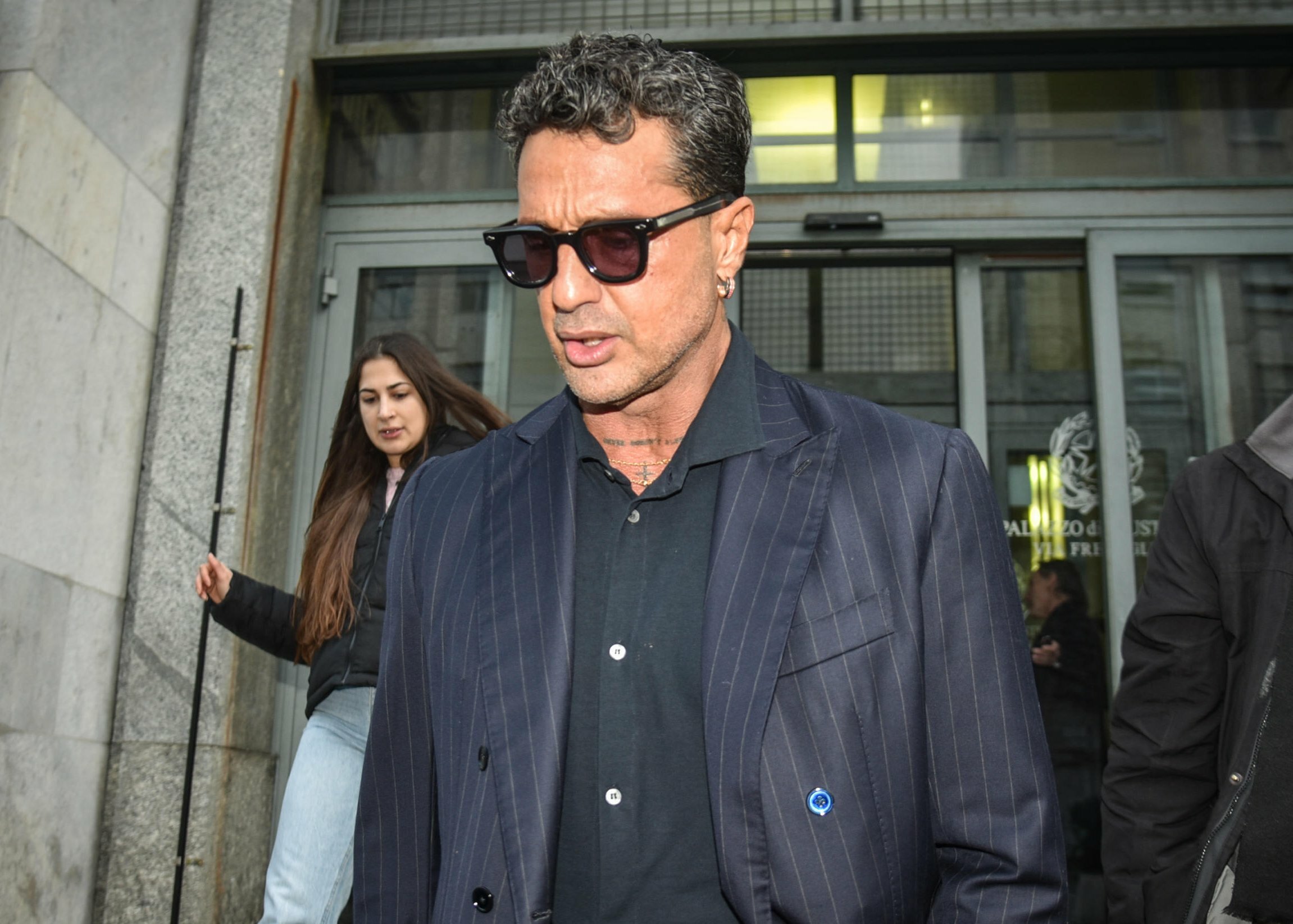 Fabrizio Corona aggredito e rapinato sotto casa