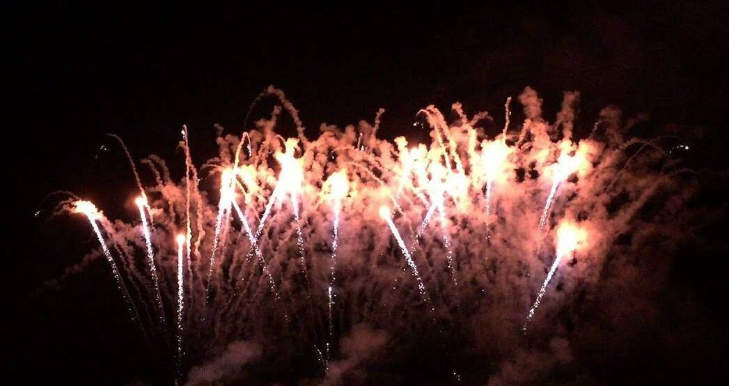 Il marito esce dal carcere, festa coi fuochi d'artificio