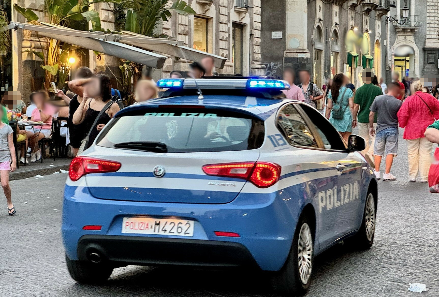 Merce 'gratis' nel negozio di via Etnea