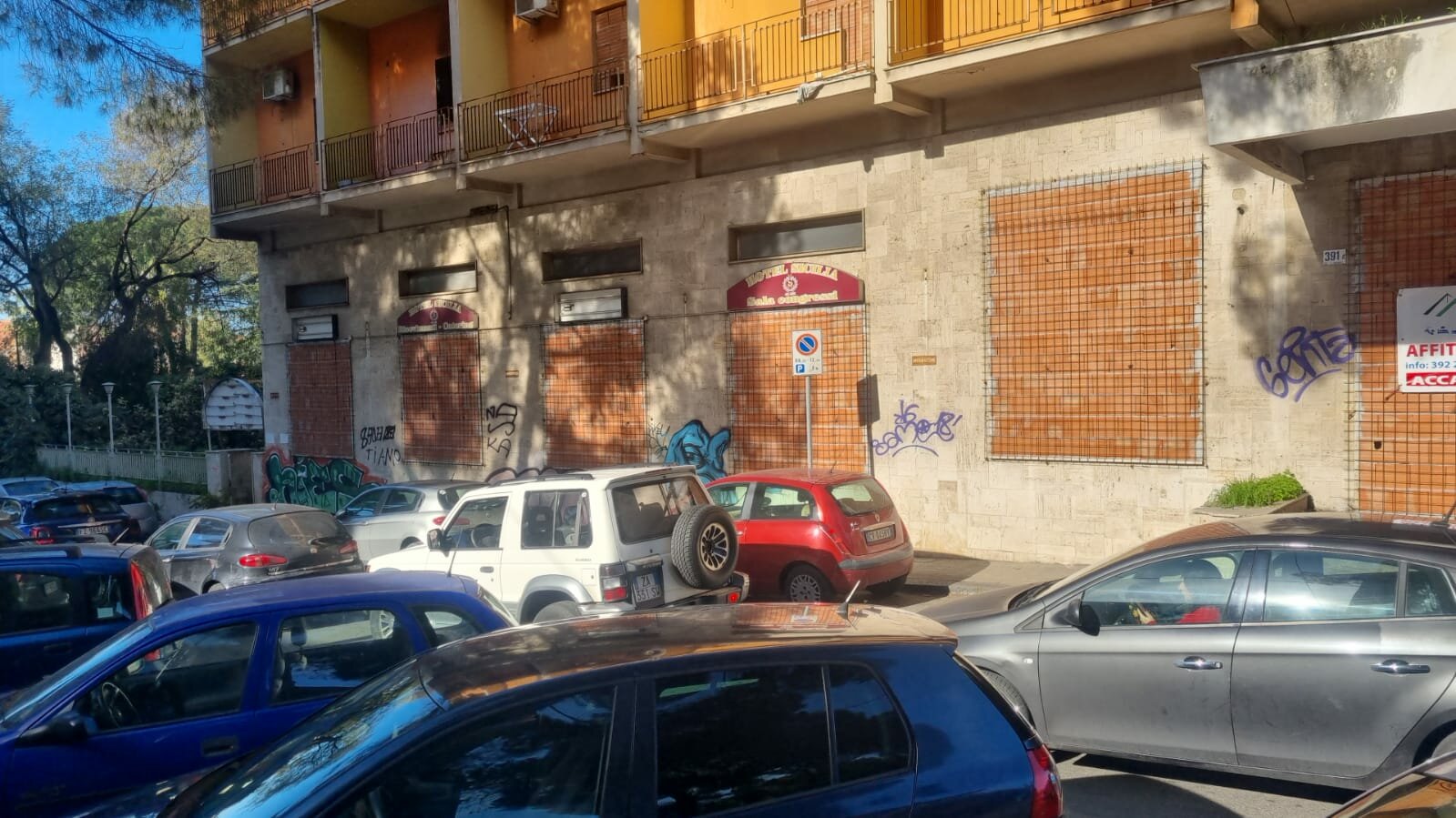 Patern&ograve;: l'ex hotel brucia, i senza tetto scappano