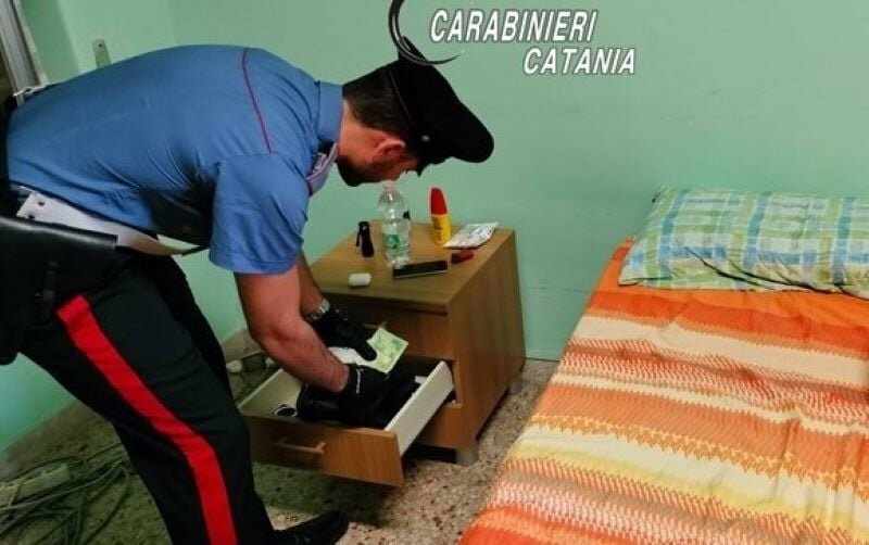 Vede i militari e resta fulminato