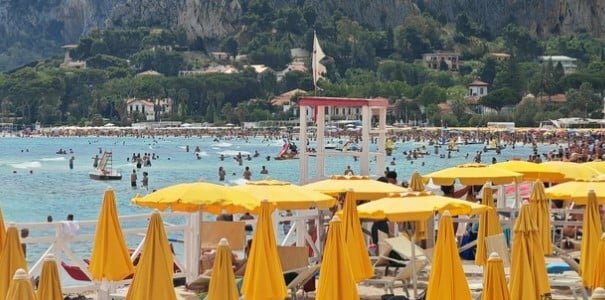 Tenta di violentare una 15enne in spiaggia