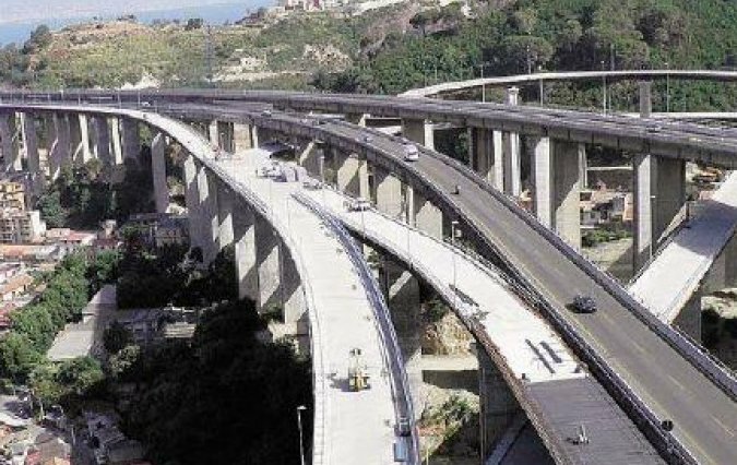 Si schianta con l'auto sul guardrail: muore anziano Si schianta con l'auto sul guardrail: muore anziano