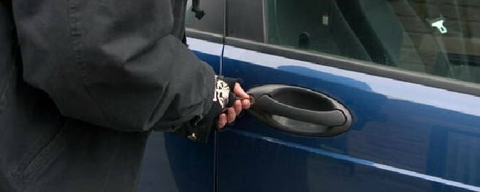 La moglie fa da palo, lui tenta di rubare auto al Centro Sicilia