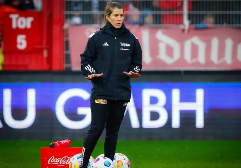 Storico: una donna su una panchina della Bundesliga