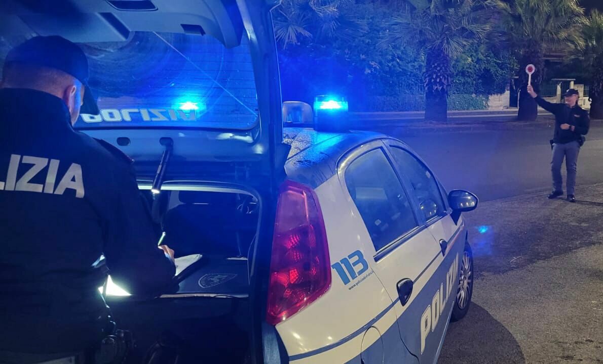 Folle corsa in auto per sfuggire agli agenti Folle corsa in auto per sfuggire agli agenti