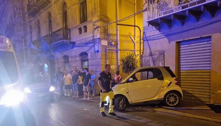 Ubriaca sperona auto in sosta e fa testacoda