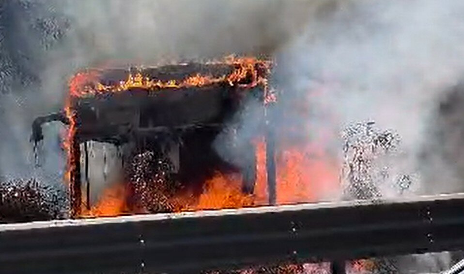 Autobus in fiamme, paura alla Plaia